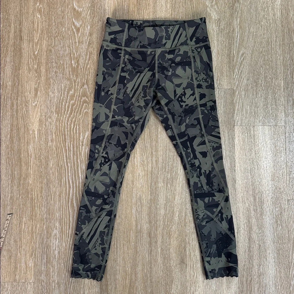 Lululemon Tight Stuff Scalloped Hem Army Fatigue Green Black Camo Leggings sz 6 - Picture 7 of 13